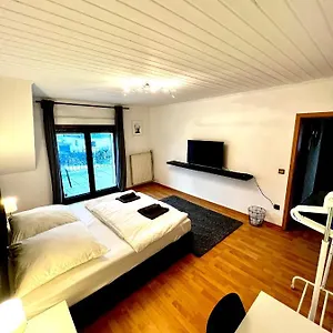 Apartment Praktisches Im Großen Haus Mit Garten, Düsseldorf